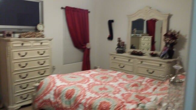 Building Photo - THREE BEDROOMS, THREE BATHS, PRIVACY FENCED BACK YARD, PET FRIENDLY