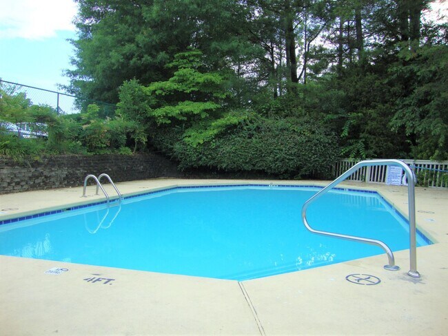 Building Photo - Updated, polished 2br END UNIT in Mill Cre...