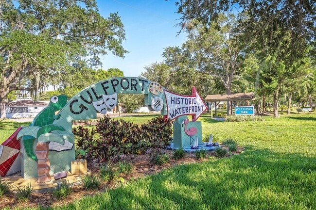 Building Photo - Updated 2 Bedroom 1 Bath in Central Gulfport