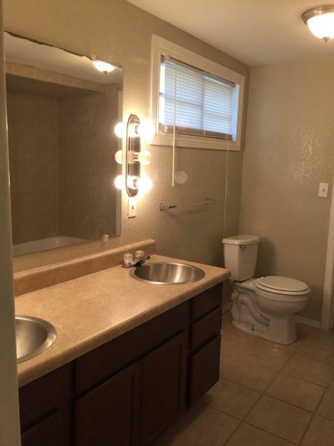 Building Photo - 3 bedrooms 2 bathrooms 1 car carport