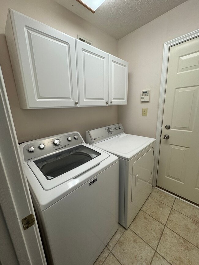 Building Photo - 9847 Cranberry Cir