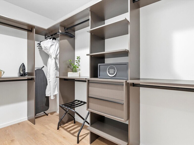 Building Photo - 398 NE 5th St