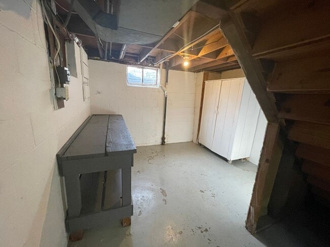 Building Photo - Nice! Spacious! 3 Bedroom Gem-Central Location