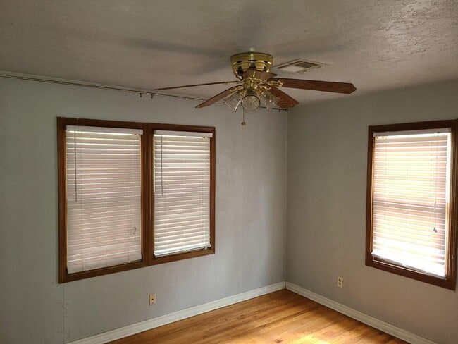 Building Photo - Updated, trendy and Ready for move in! 2 beds 1 bath, gas range, Park within walking distance!