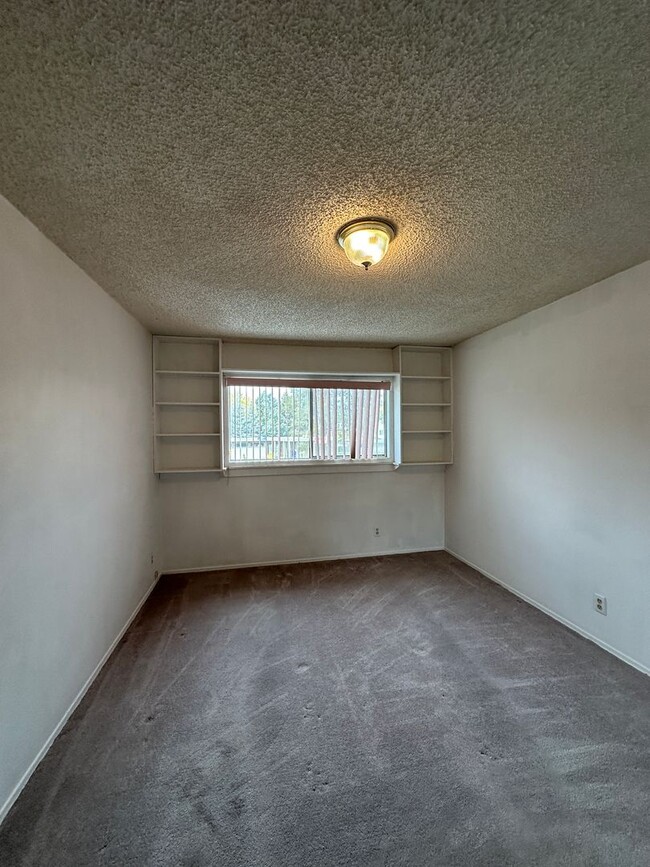 Building Photo - Oversized 2 bedroom Condo -  **$500 off Mo...