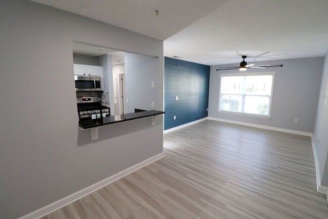 Building Photo - Newly renovated first floor condo! 2 bedrooms