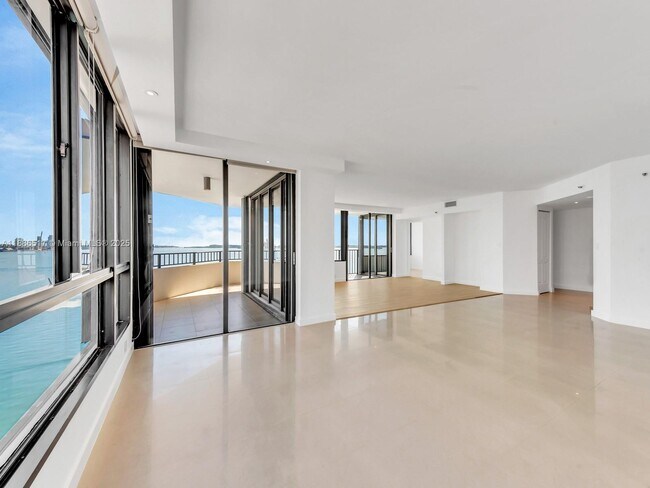 Building Photo - 520 Brickell Key Dr
