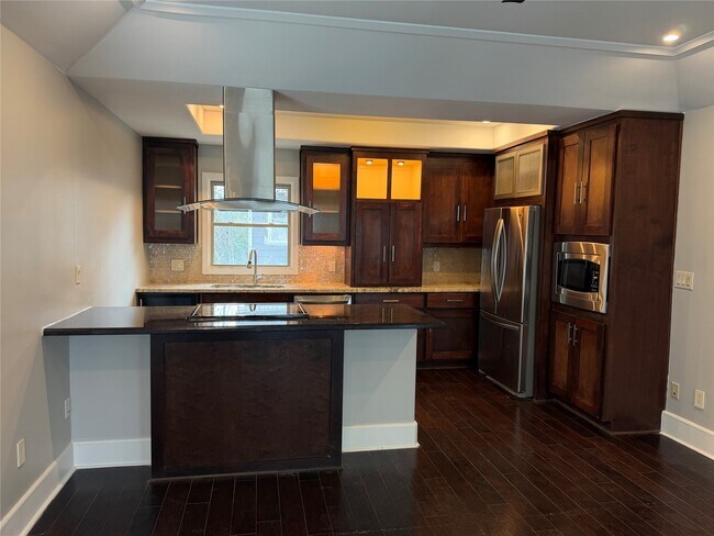 Building Photo - 102 E 5th St