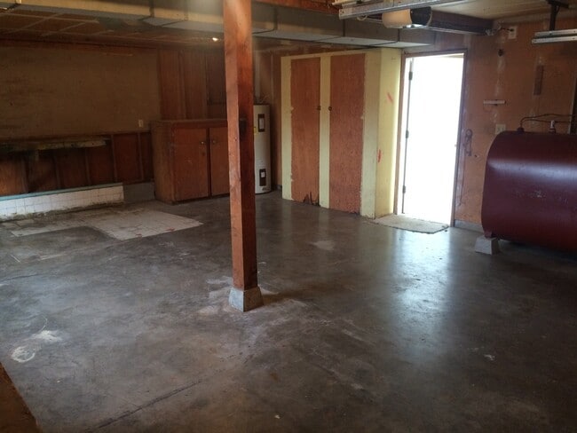 Building Photo - Large Lot With Tons of Privacy