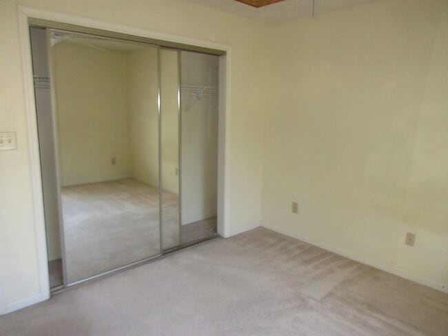 Building Photo - 346 Wells Ct