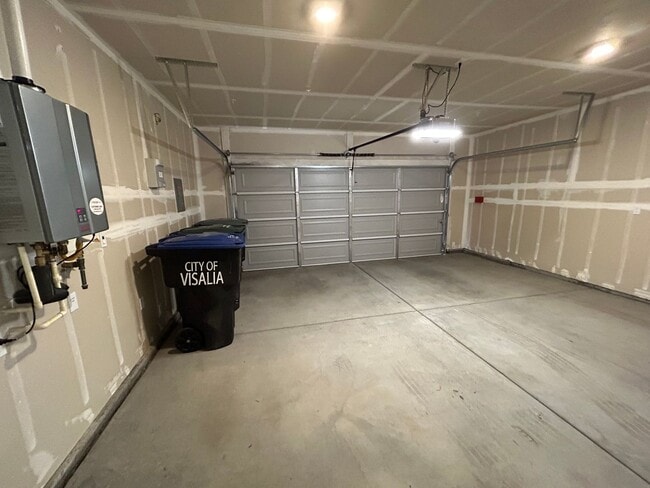 Building Photo - 5 Bedroom 4 Bathroom Home in The Quail Riv...