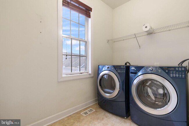 Building Photo - 23209 Robin Song Dr