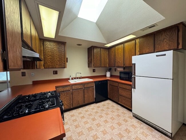 Building Photo - 2437 Ridgewood Dr