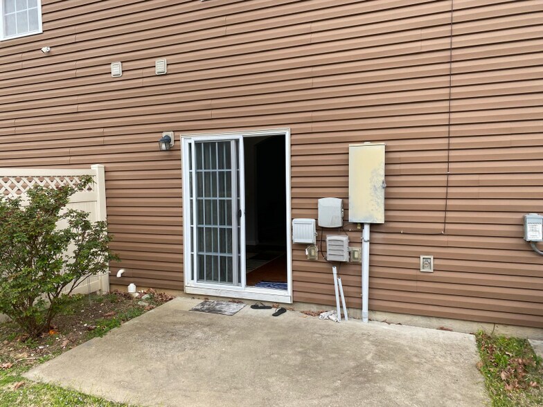 Building Photo - 1507 Hamden Dr