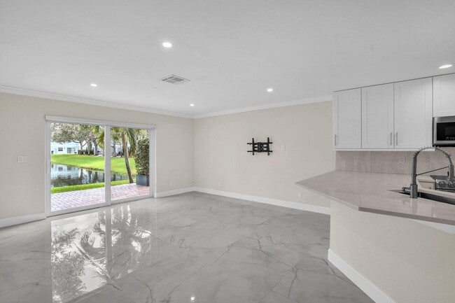 Building Photo - 16207 Sierra Palms Dr