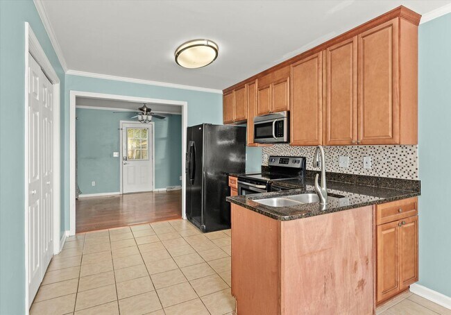 Building Photo - Inviting 3-bedroom, 1.5-bath home in the h...