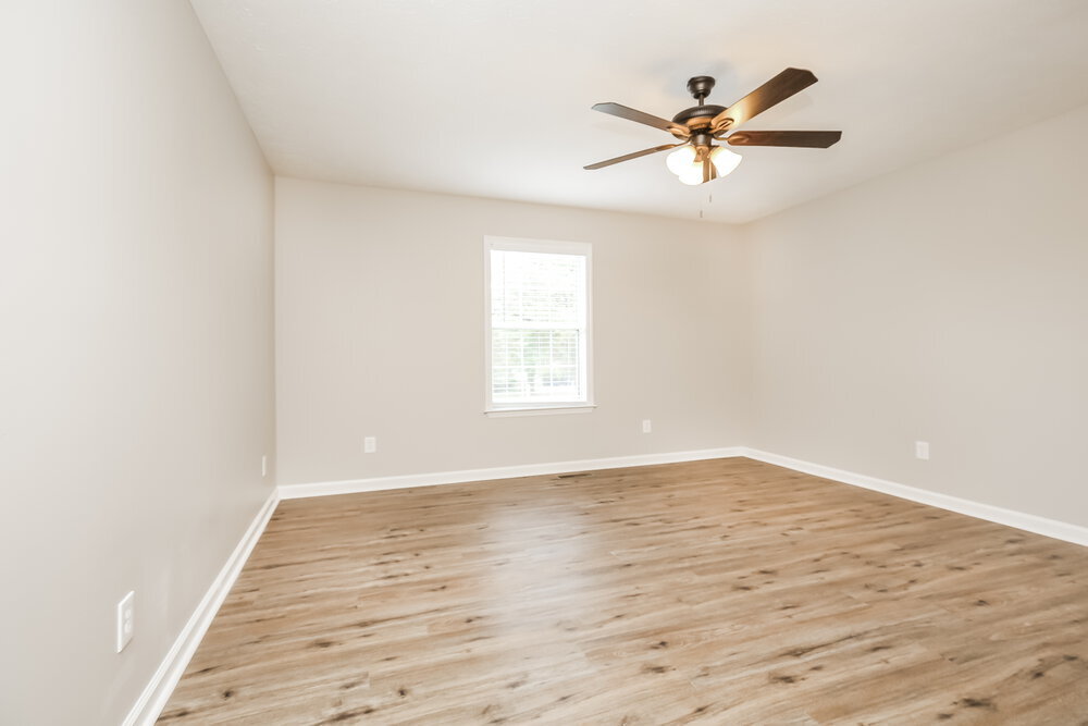 Building Photo - 300 Southlake Dr