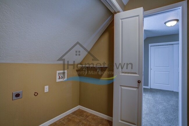 Building Photo - 3 Bedroom 2.5 Bathroom Custom Craftsman w/...