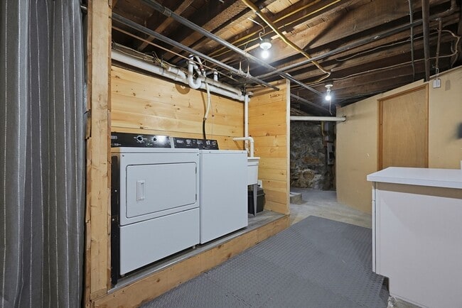 Building Photo - 63 Bancroft Park