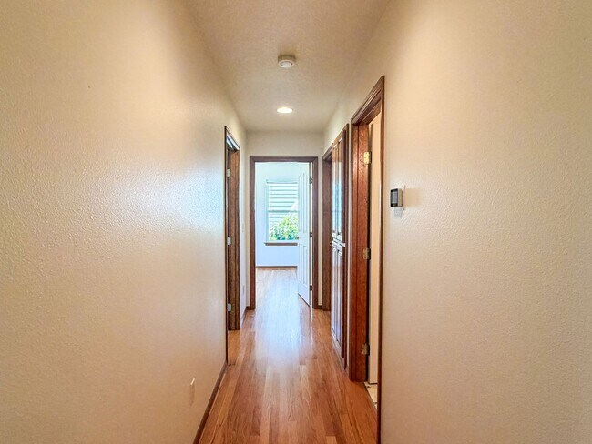 Building Photo - 364 SE Davis Ct