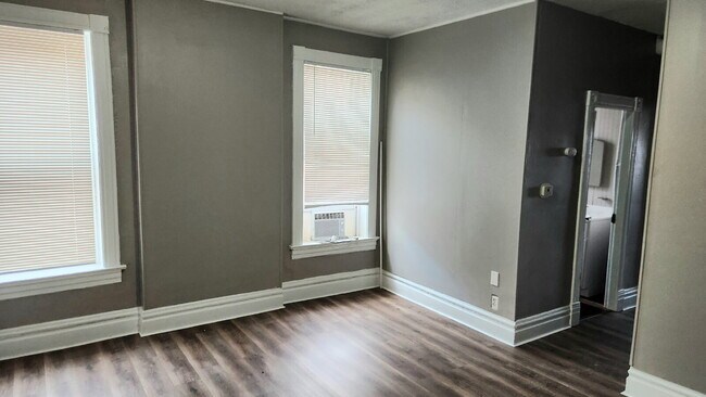 Building Photo - "Charming 1-Bed Oasis in Vibrant St. Louis - Your Urban Retreat Awaits!"