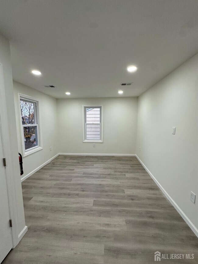 Building Photo - 112 Fairview Ave