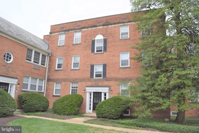 Building Photo - 1806 W Abingdon Dr