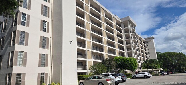 Building Photo - 3300 N Palm Aire Dr