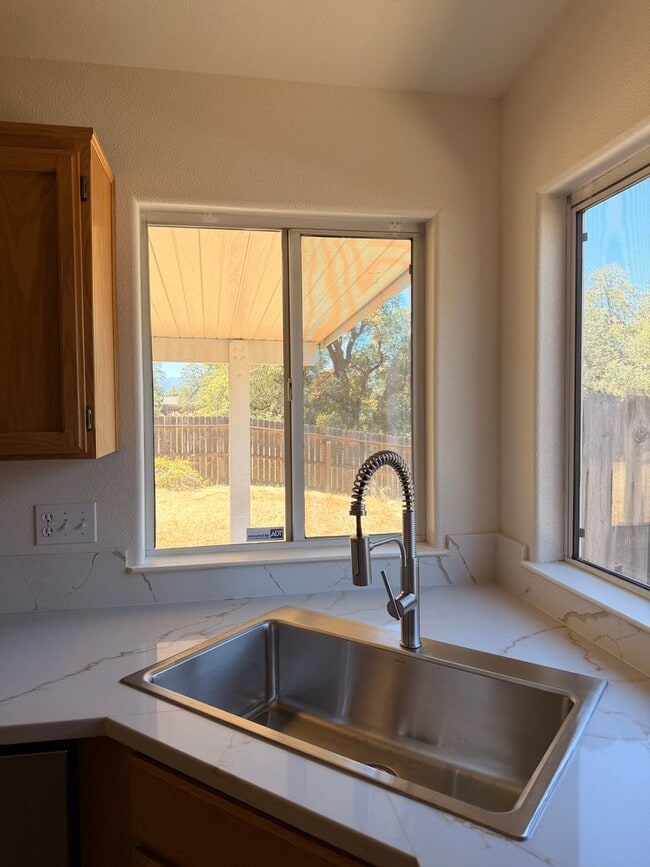 Building Photo - Updated 3-bedroom, 2-bath home in Redding
