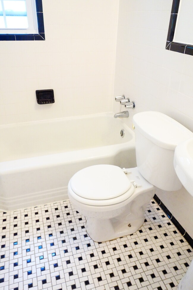 Building Photo - 8409 Greenwood Ave