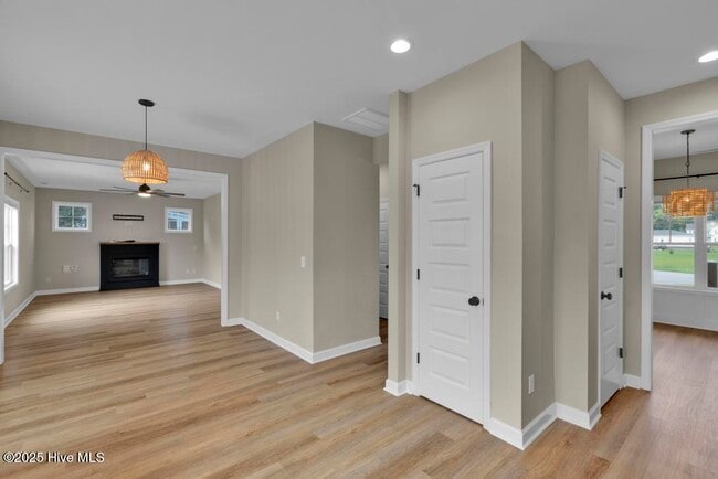 Building Photo - 303 S River Ct
