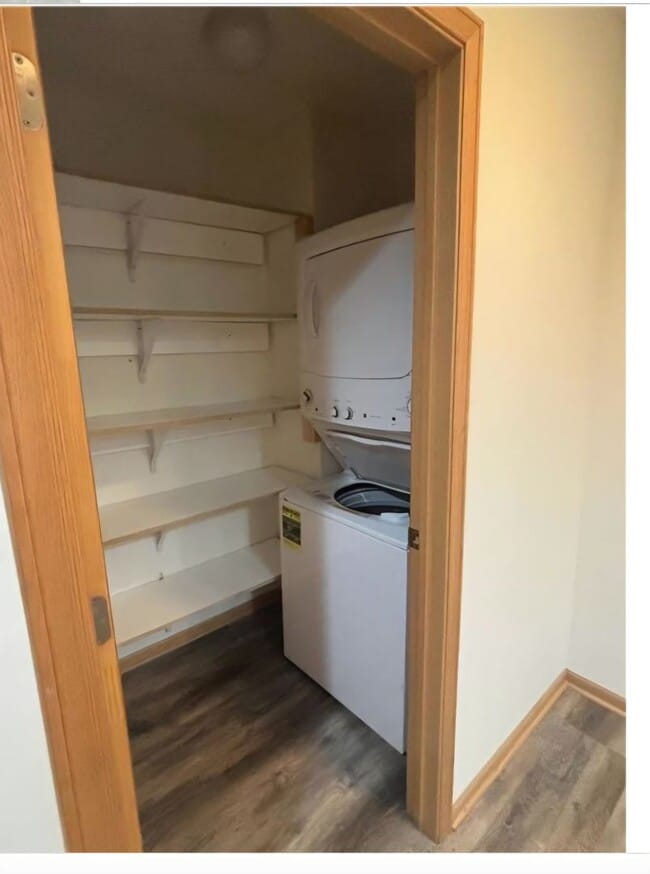 Building Photo - Great Location