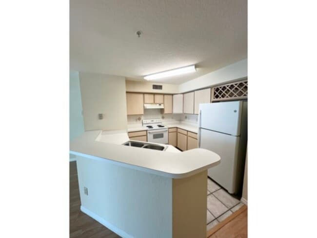 Building Photo - 1 bedroom 1 bath condo with bonus room in the Gated Bona Vista Condos