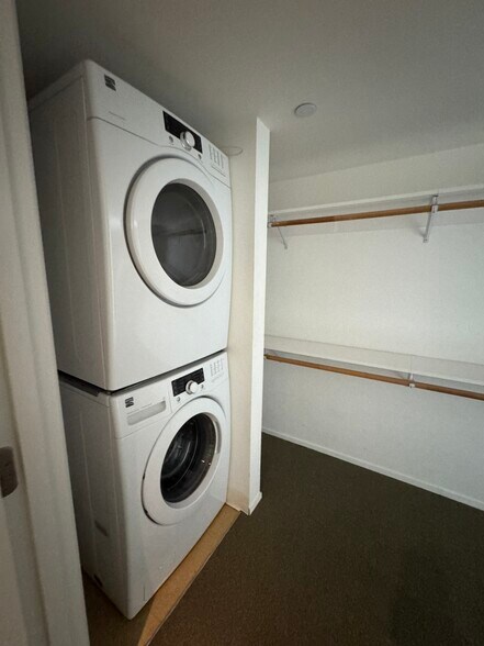 Walk in Closet / Washer&Dryer - 255 N Sierra St