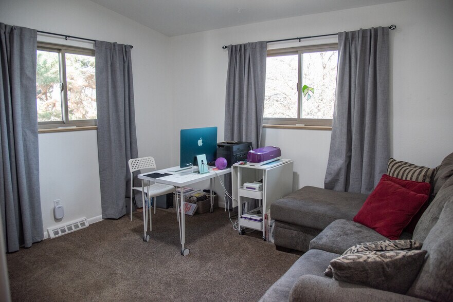 Building Photo - 9 Paramount Pky