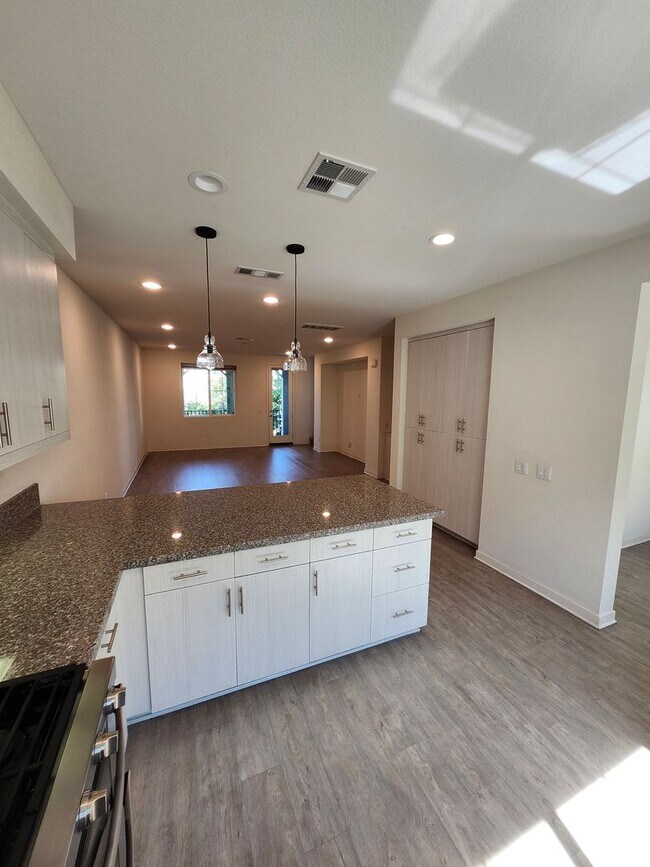 Building Photo - Gorgeous Tri-level Townhouse 3 beds 3 1/2 ...