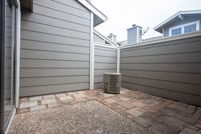 Building Photo - Beautiful 2 Bedroom, 2 Bath Townhome in Gated Community! $400 off first month rent!