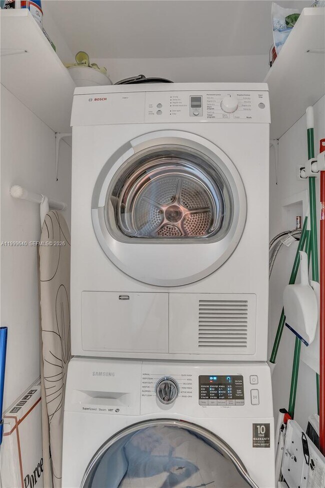 Building Photo - 200 Biscayne Blvd Way