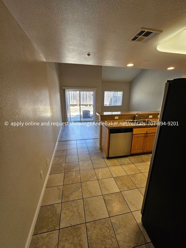 Building Photo - Close to Shopping Cloverdale 2 Bedroom Available Now