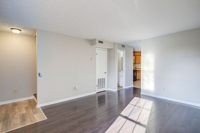 Building Photo - 5021 Emerald Dr