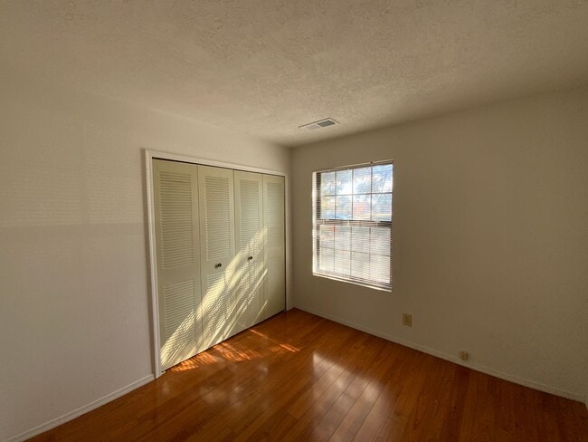 Building Photo - 3 Bedroom Single Story Home Available Near...