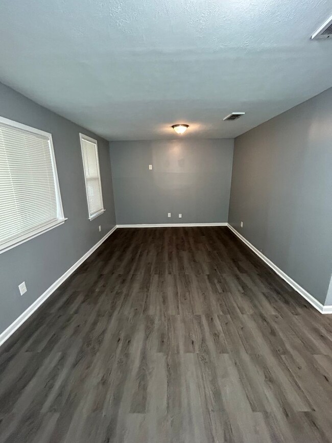 Building Photo - 2 Bed -1 Bath - Single Family Home, Recent...