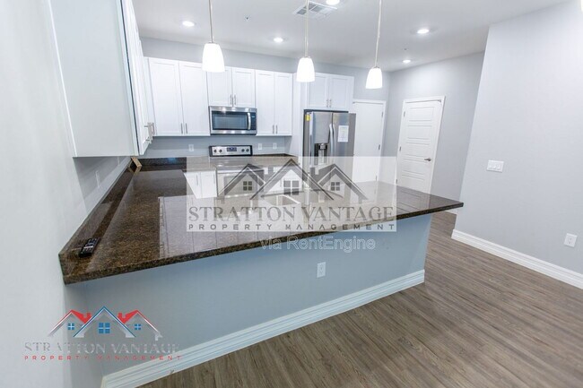 Building Photo - 2821 S Skyline Dr