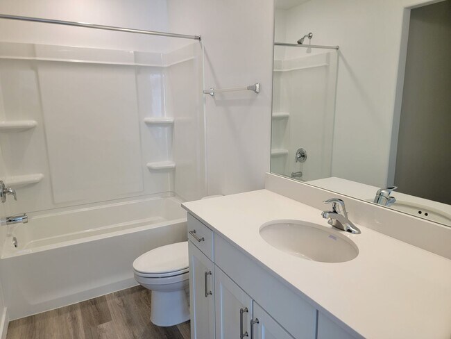 Building Photo - 4 Bed 2.5 Bathroom Townhouse