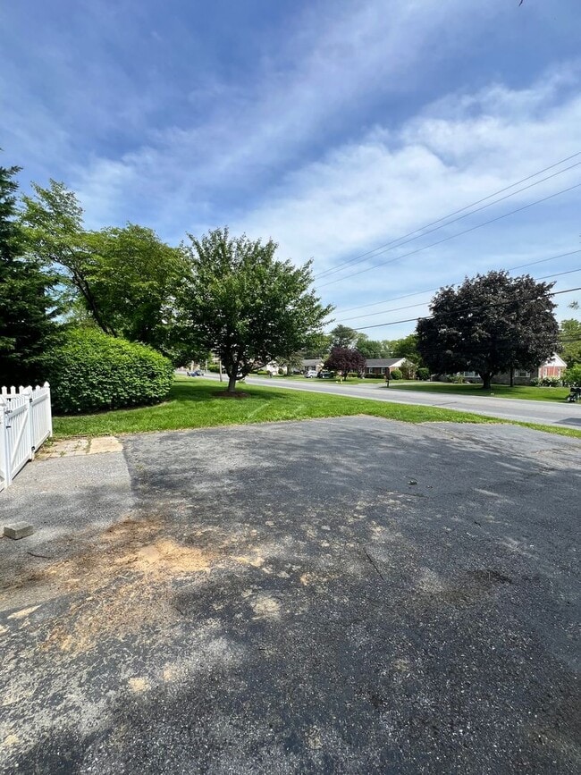 Building Photo - 3 Bedroom, 1 Bath Rancher Available for Rent!