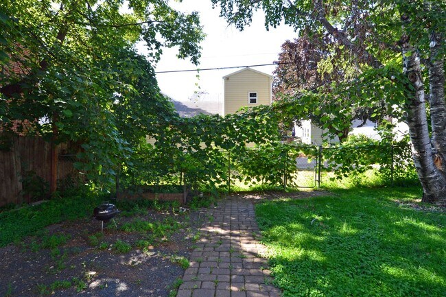 Building Photo - Beautiful 4-Bedroom 2-Bathroom Home in St. Paul!