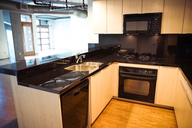 Building Photo - PARKLOFT!! Walk to Petco Park & all that E...