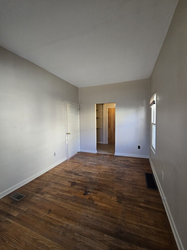 Building Photo - 517 S Vine St