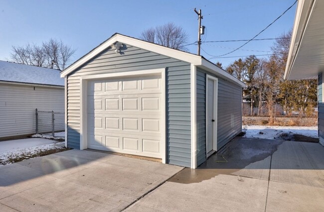 Building Photo - 2118-2118 Avalon Cir