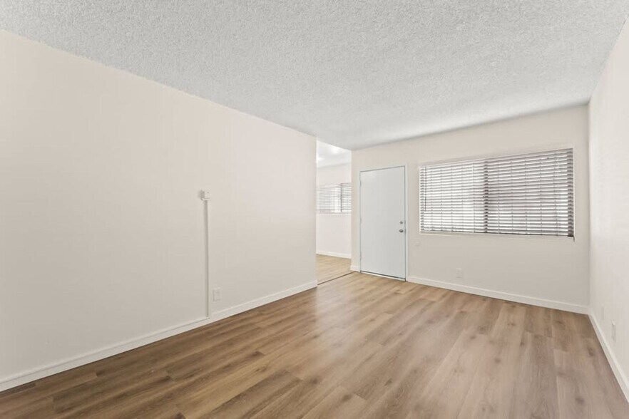 Building Photo - 862 W 84th St